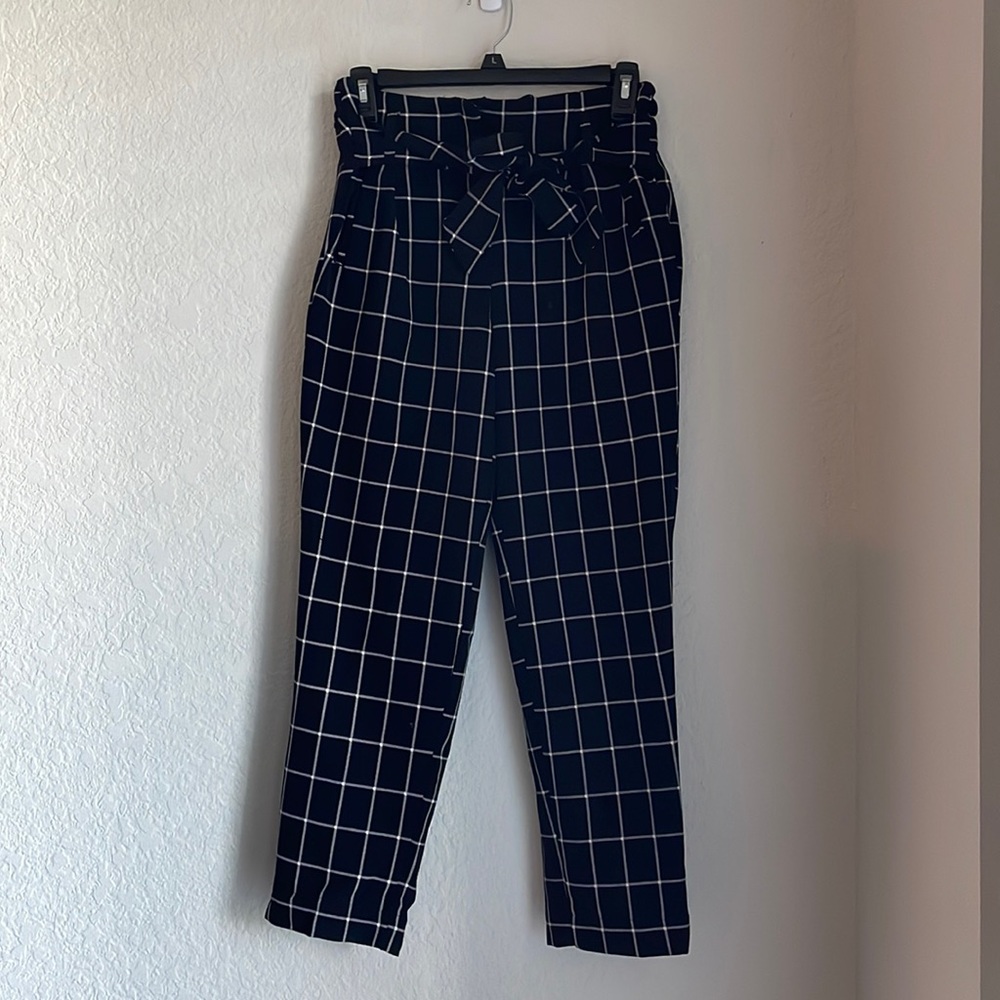 MEDIUM BUSINESS CASUAL BLACK AND WHITE PANT